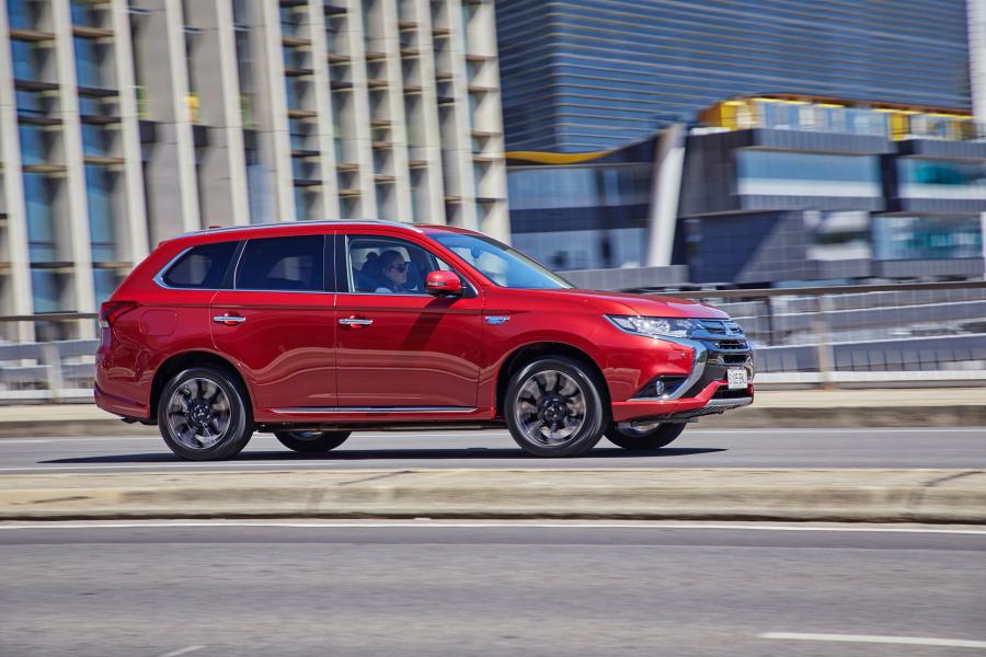  Mitsubishi Outlander PHEV 2017 года  (AU) (фото 14 из 35)